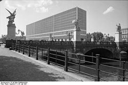 250px-Bundesarchiv_B_145_Bild-F088843-0020,_Berlin,_Schloßbrücke,_DDR-Außenministerium